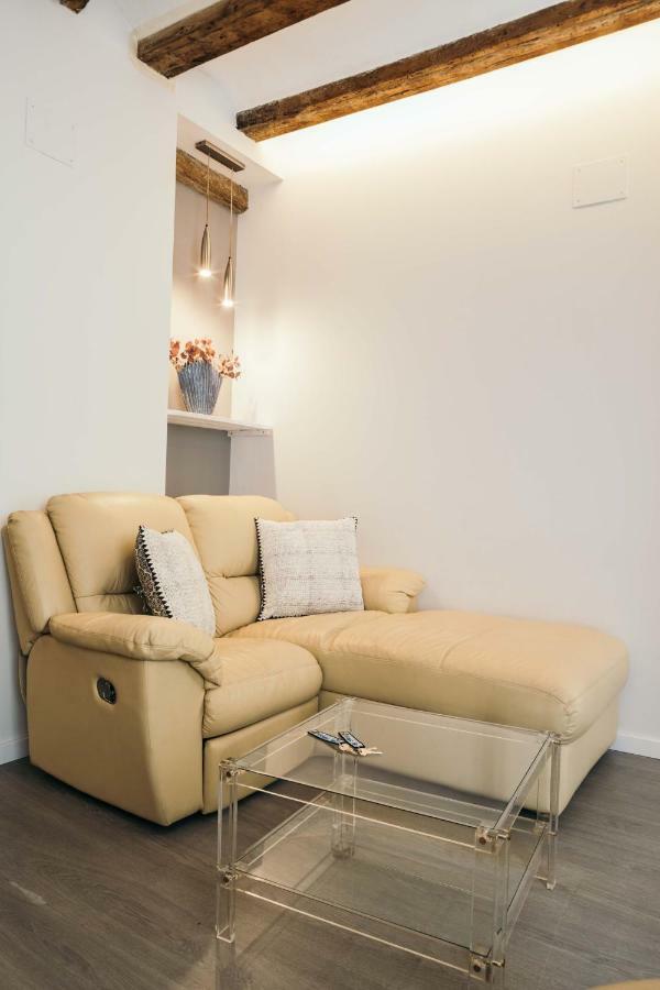 Cathedral Modern 2Br, 1Ba, Wifi, A\C, Balcony Appartement Valencia Buitenkant foto