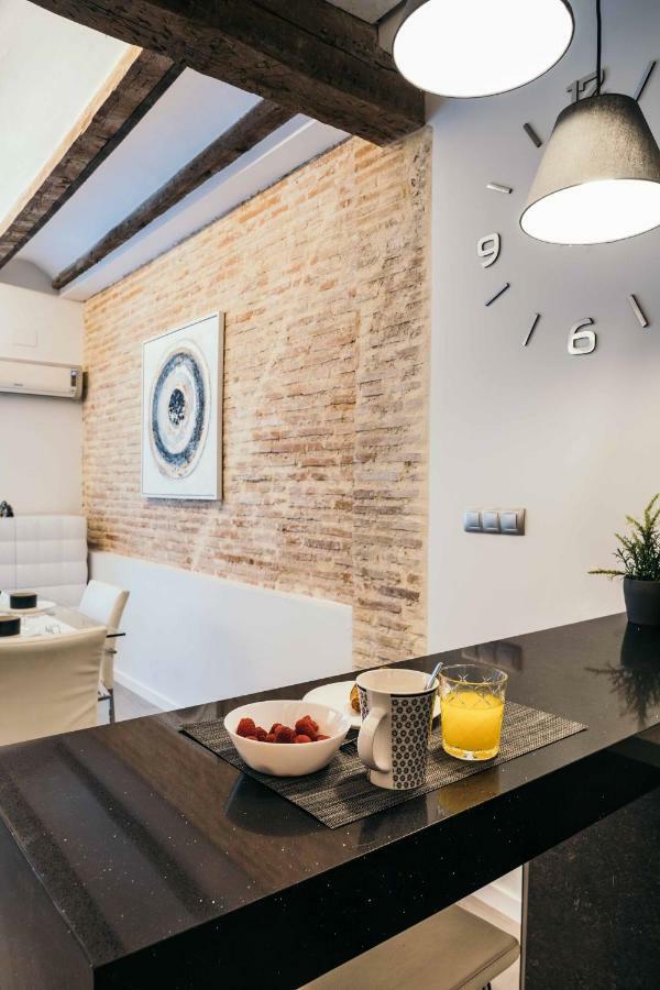 Cathedral Modern 2Br, 1Ba, Wifi, A\C, Balcony Appartement Valencia Buitenkant foto