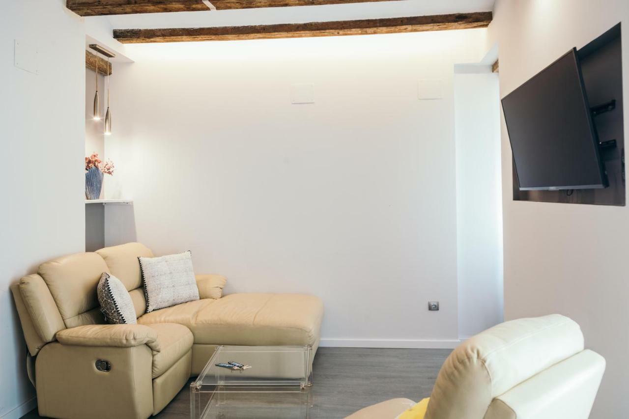 Cathedral Modern 2Br, 1Ba, Wifi, A\C, Balcony Appartement Valencia Buitenkant foto