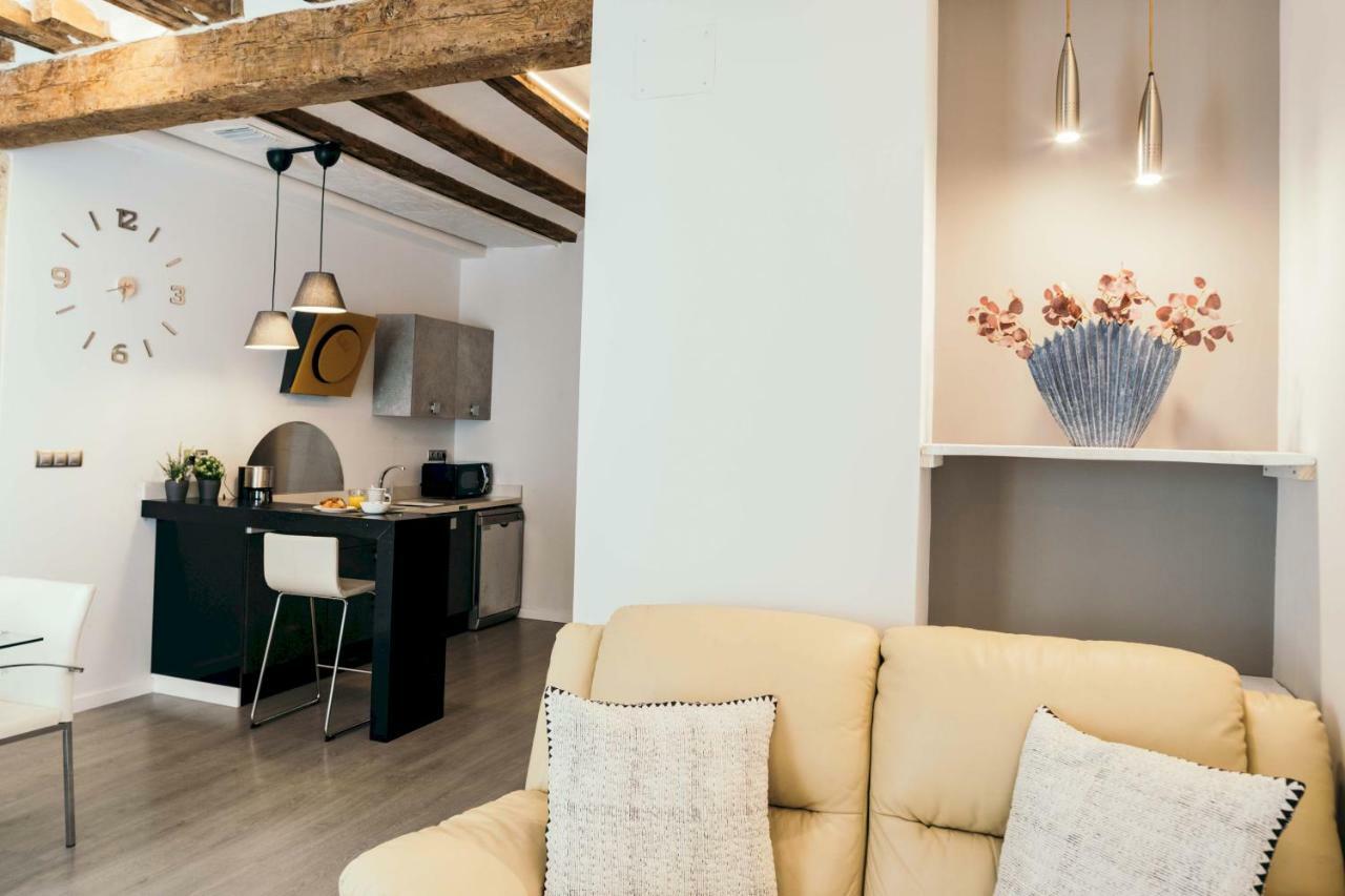 Cathedral Modern 2Br, 1Ba, Wifi, A\C, Balcony Appartement Valencia Buitenkant foto