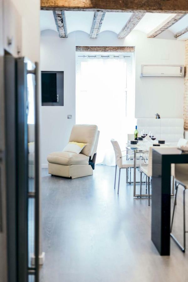 Cathedral Modern 2Br, 1Ba, Wifi, A\C, Balcony Appartement Valencia Buitenkant foto