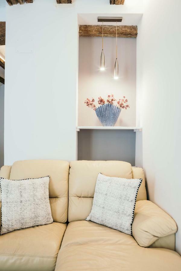 Cathedral Modern 2Br, 1Ba, Wifi, A\C, Balcony Appartement Valencia Buitenkant foto