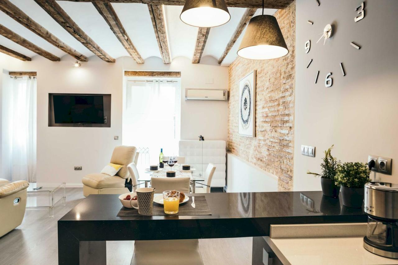 Cathedral Modern 2Br, 1Ba, Wifi, A\C, Balcony Appartement Valencia Buitenkant foto