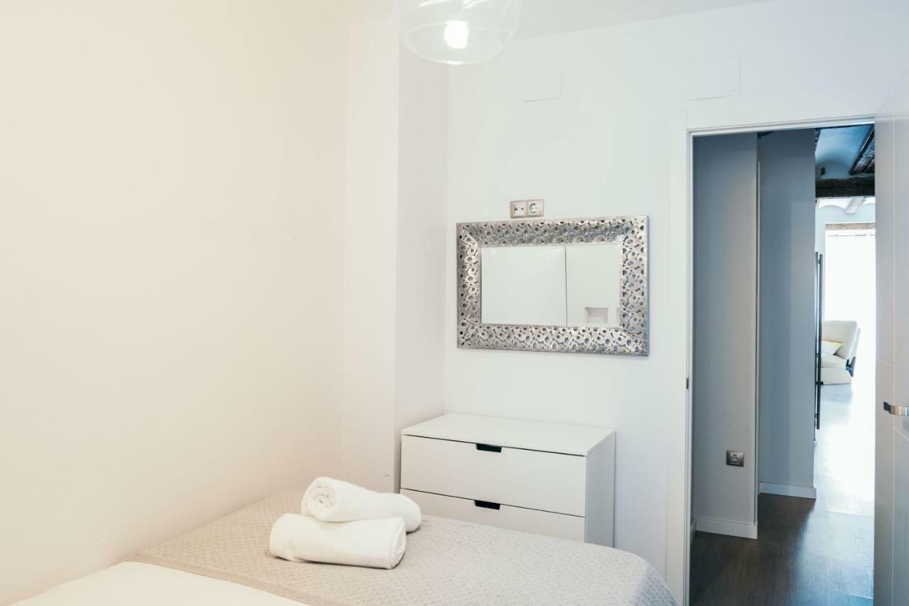 Cathedral Modern 2Br, 1Ba, Wifi, A\C, Balcony Appartement Valencia Buitenkant foto